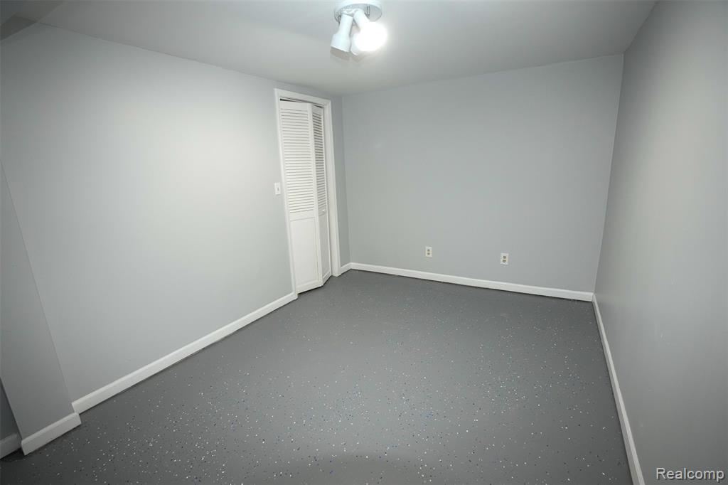 5783 Williamsburg Court, Waterford, MI 48327 — Photo 42