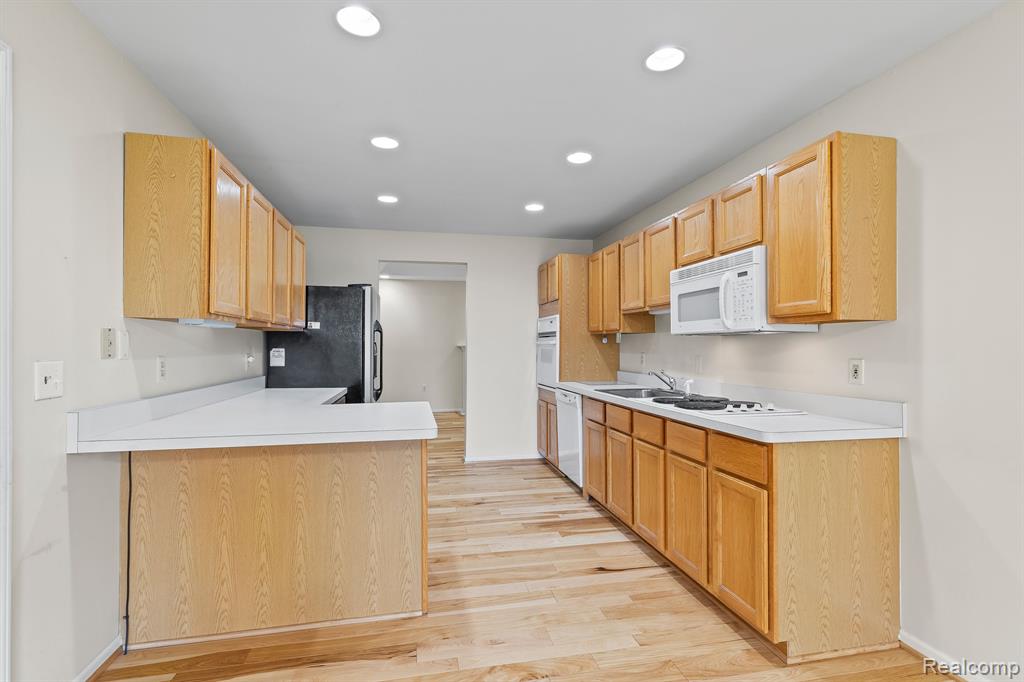 21429 ARCHWOOD Circle, 21, Farmington Hills, MI 48336 — Photo 11
