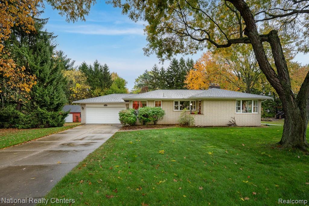 837 Dakota, Rochester Hills, MI 48307 — Photo 2