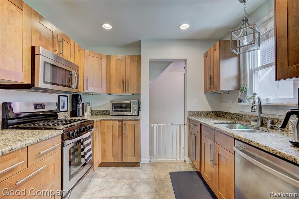 812 N Edgeworth Avenue, Royal Oak, MI 48067 — Photo 11