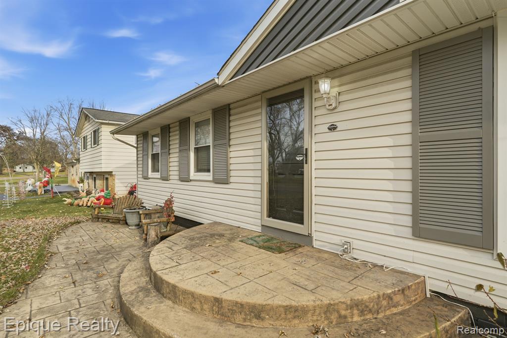 811 Los Arboles Drive, Walled Lake, MI 48390 — Photo 25