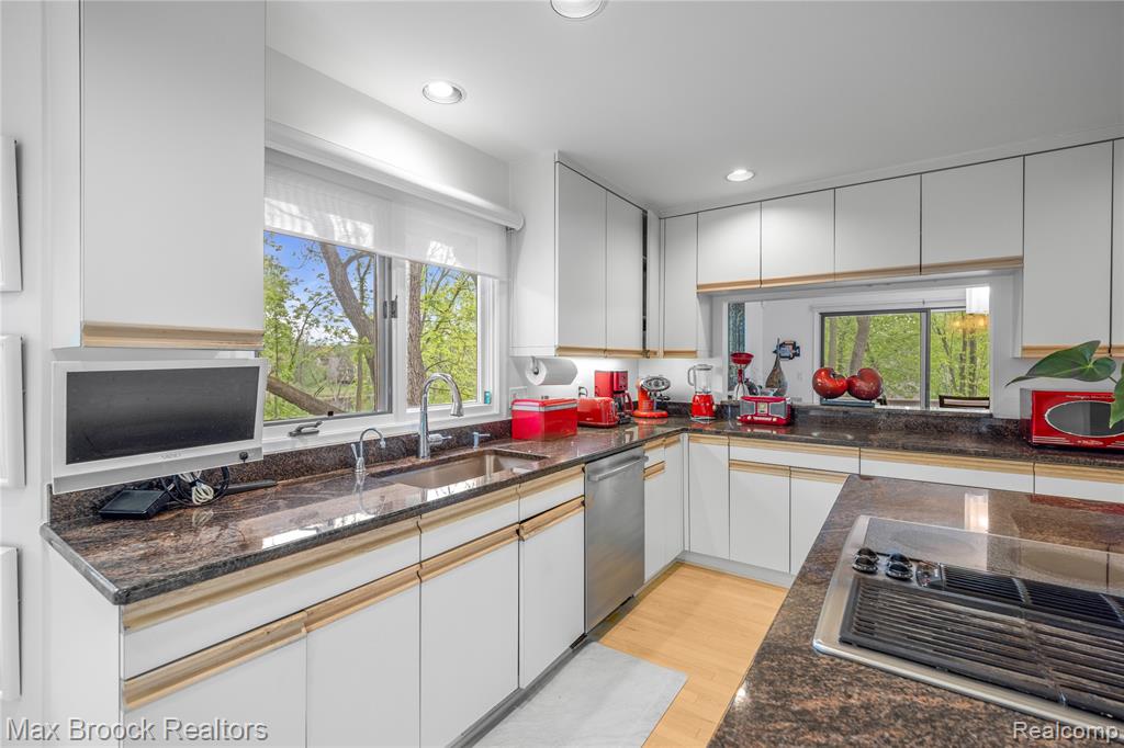 4933 Woodcliff Hill Road N, West Bloomfield, MI 48323 — Photo 27
