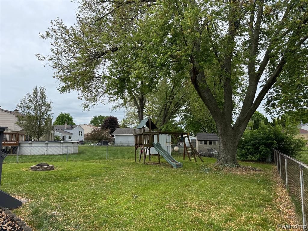 42811 WILMINGTON Drive, Sterling Heights, MI 48313 — Photo 27