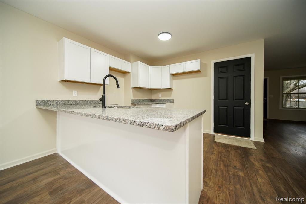 460 OAKGROVE, Clawson, MI — Photo 18
