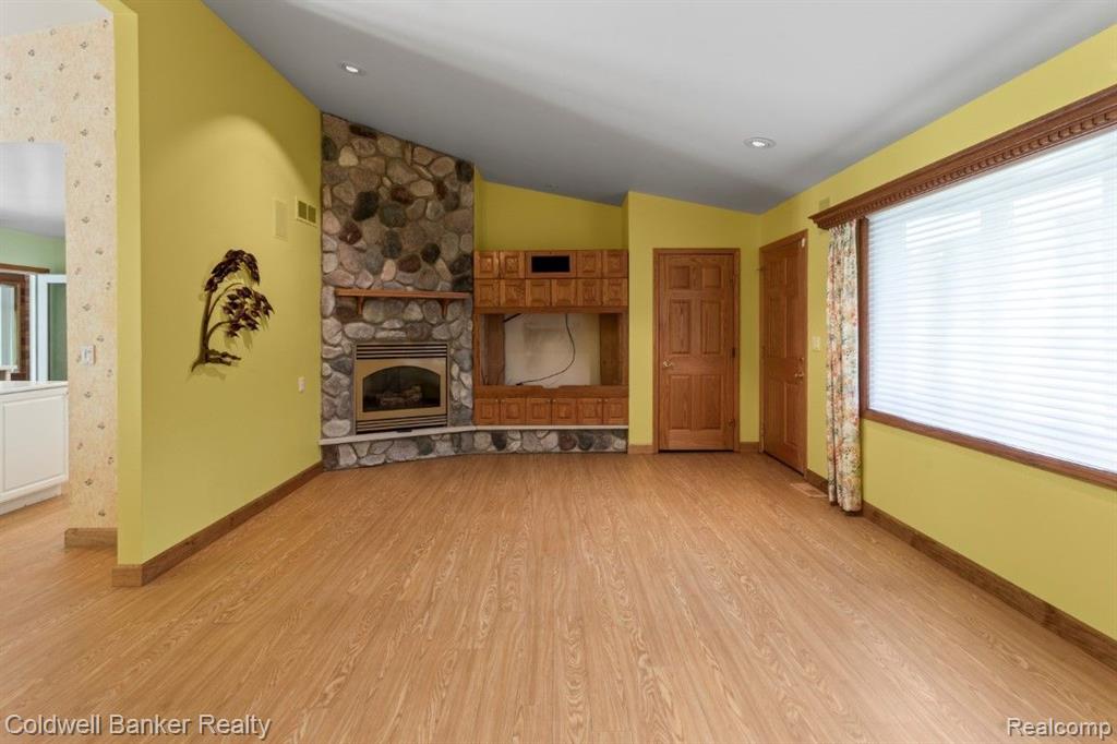 8027 EMERALD Lane W, Westland, MI — Photo 4