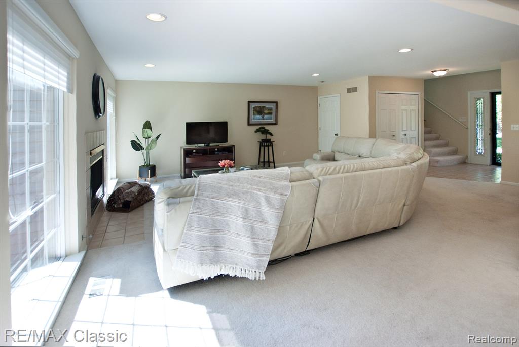 587 Winwood Circle, 20, Walled Lake, MI 48390 — Photo 8