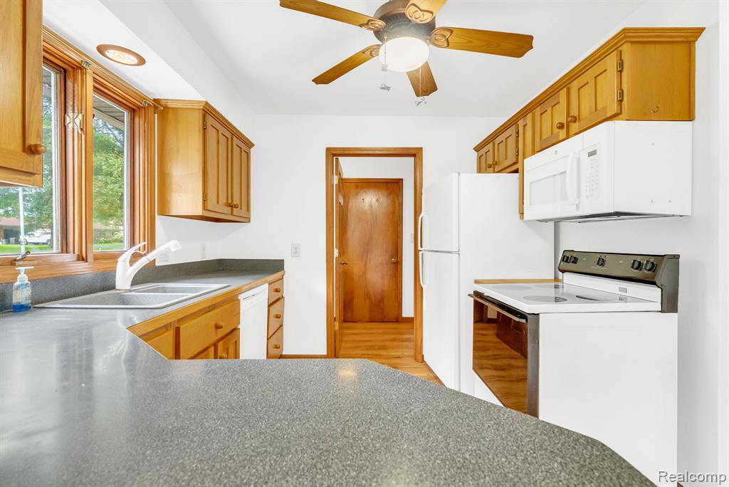 538 N Neeper Street, Capac, MI 48014 — Photo 10