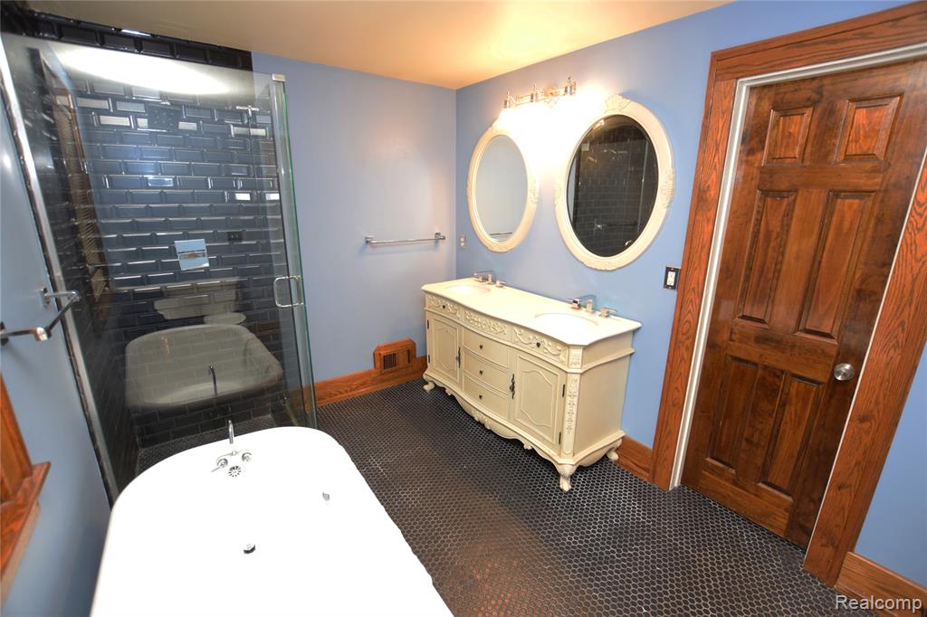 421 University Avenue, Flint, MI 48503 — Photo 12