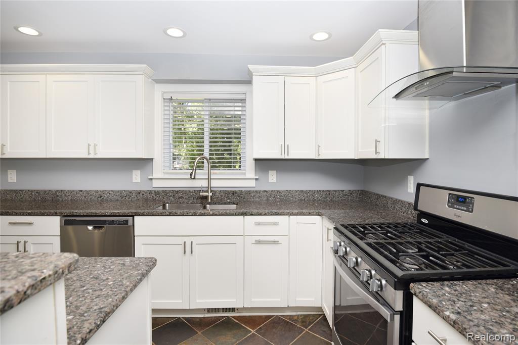 3800 Lakeview Boulevard, Orchard Lake Village, MI 48324 — Photo 14