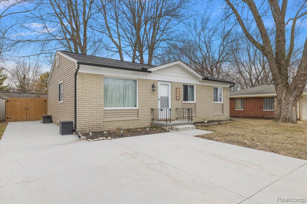 39621 Detroit Street, Harrison Township, MI — Photo 3