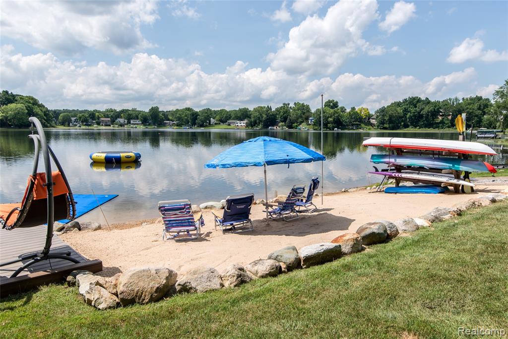 3166 W Beach Lake Drive, Milford, MI, 48380