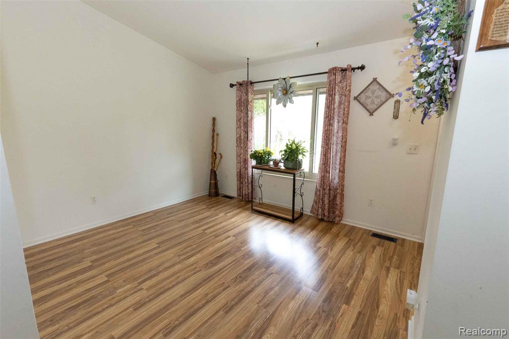 5685 S Aylesbury Drive, Waterford, MI 48327 — Photo 14