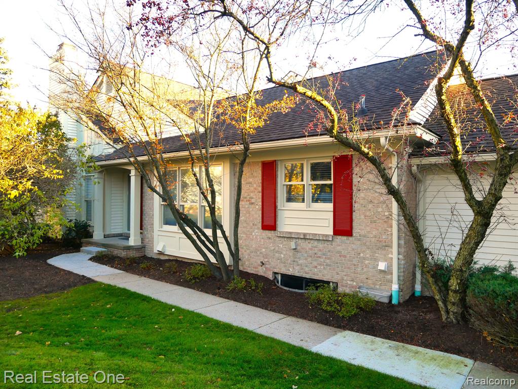 7383 SIMSBURY Drive, West Bloomfield, MI — front exterior