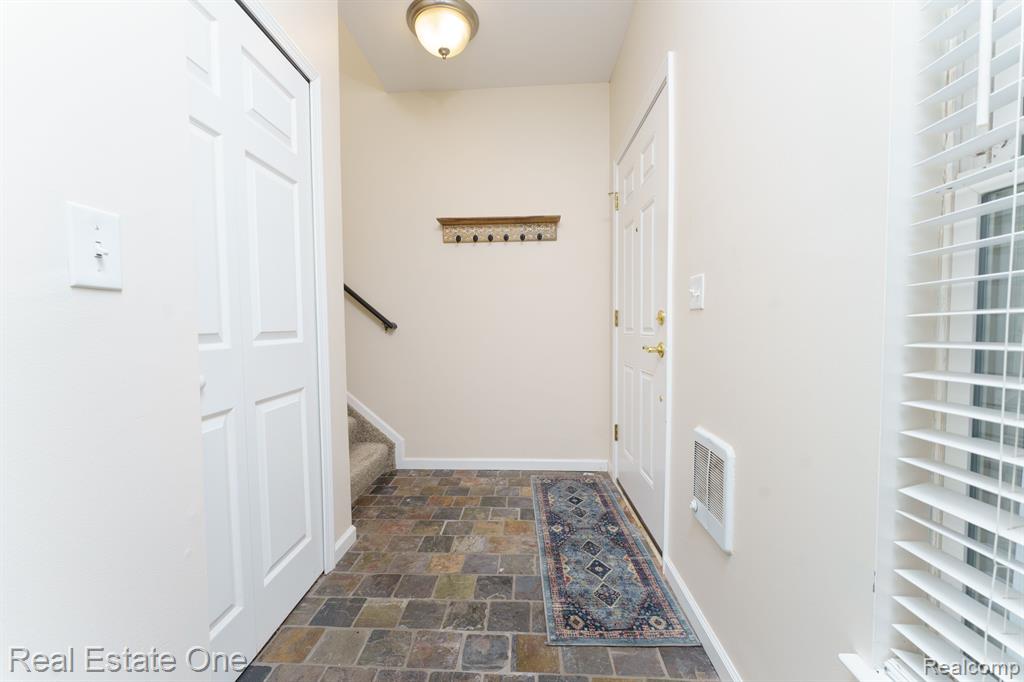 776 AMBERLY Drive, Unit B, Waterford, MI 48328 — Photo 23