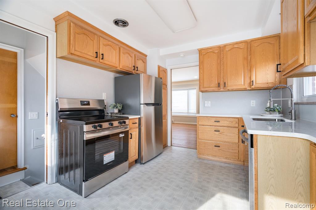 421 W Sunnybrook Drive, Royal Oak, MI 48073 — Photo 10