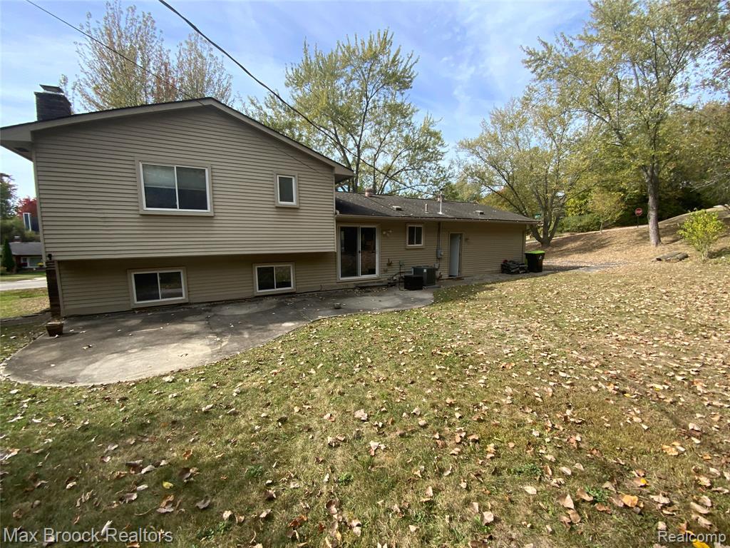 5715 SUNNYCREST Drive, West Bloomfield, MI 48323 — Photo 27