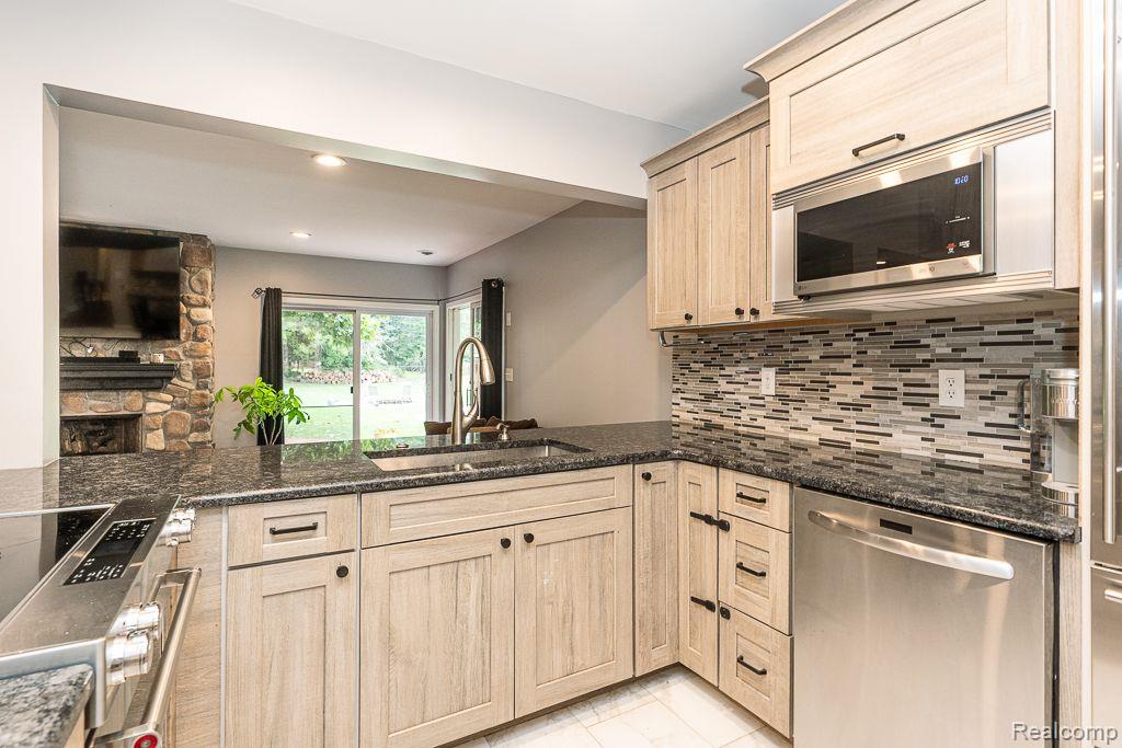 8871 SUNCREST Drive, Sterling Heights, MI 48314 — Photo 18
