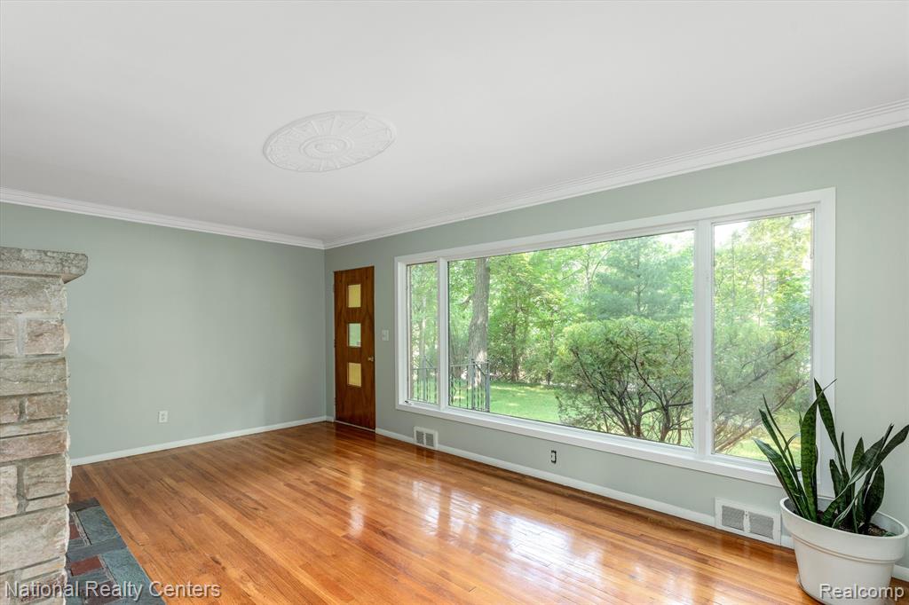 4211 WOODMONT Drive, Waterford, MI 48329 — Photo 9