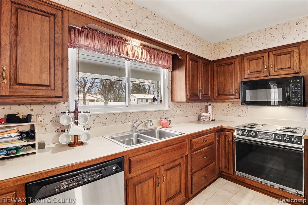 426 Bellewood Drive, Flushing, MI 48433 — Photo 12