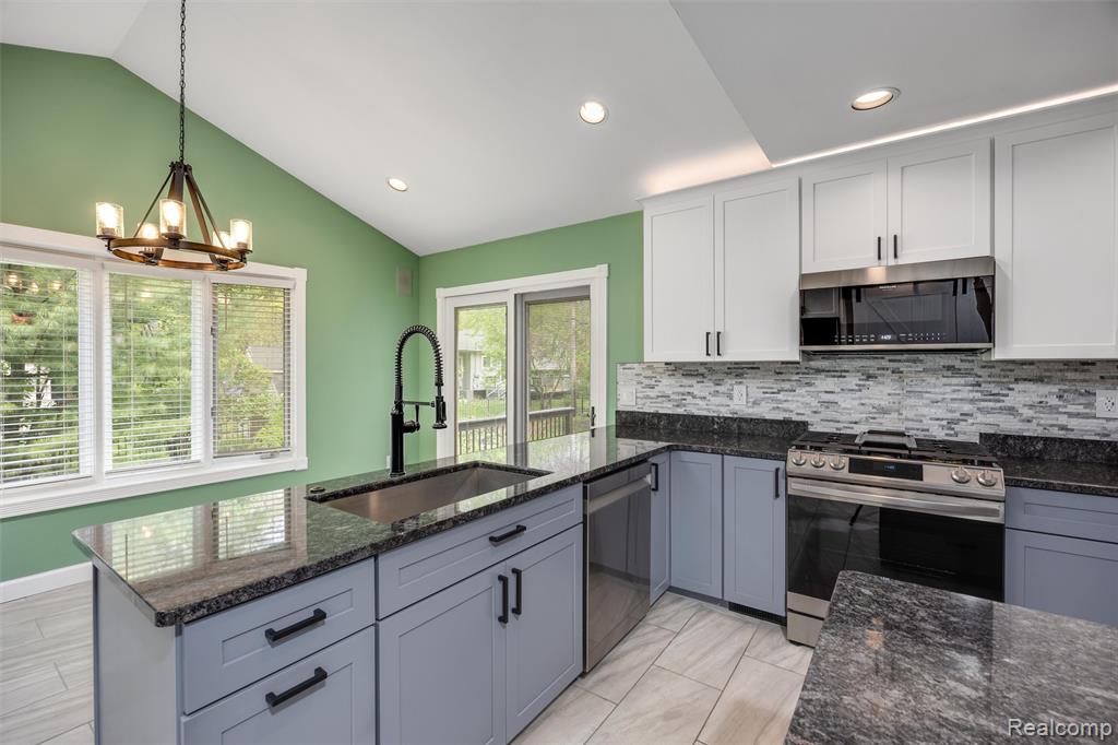 3600 Woodview Avenue, West Bloomfield, MI 48324 — Photo 11