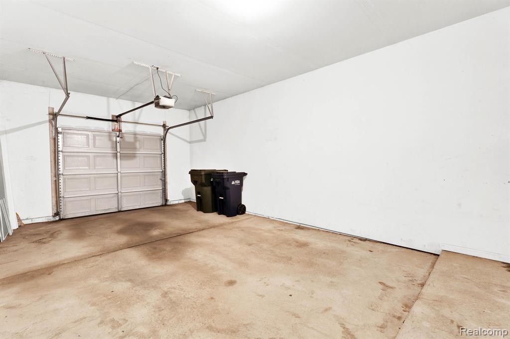 5379 Twin Oaks Drive, Sterling Heights, MI 48314 — Photo 32