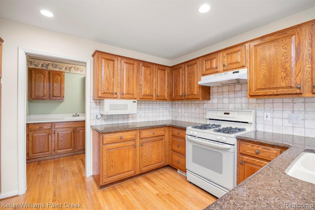 54710 Bellingham Drive, Utica, MI 48316 — Photo 17