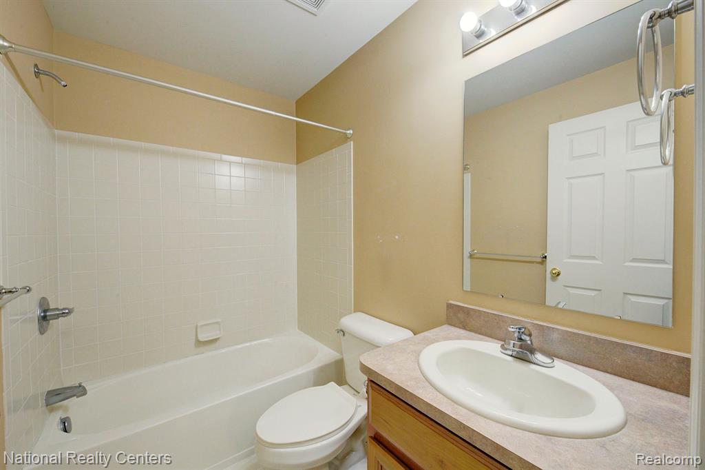 6104 JASMINE Drive, Walled Lake, MI 48390 — Photo 30