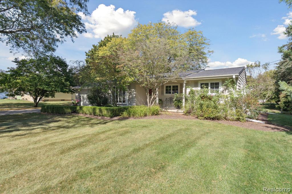 915 E River Road, Flushing, MI 48433 — Photo 2