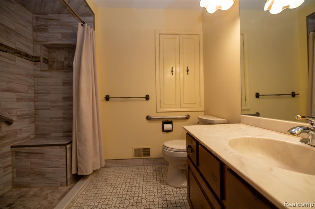 6084 Upper Straits Boulevard, West Bloomfield, MI 48324 — Photo 25