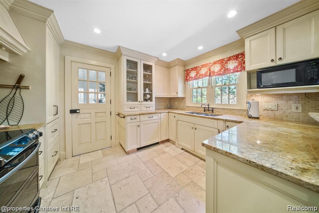 6050 W Surrey Road, Bloomfield Hills, MI 48301 — Photo 17