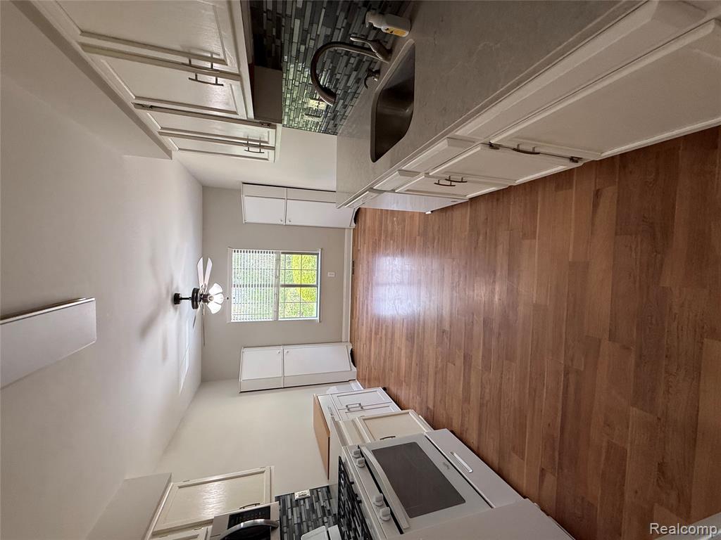 7059 Colonial Oaks Drive, Waterford, MI 48327 — Photo 13