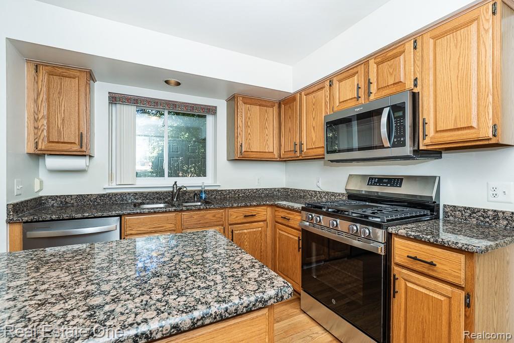 619 Whitney Drive, Rochester Hills, MI 48307 — Photo 17