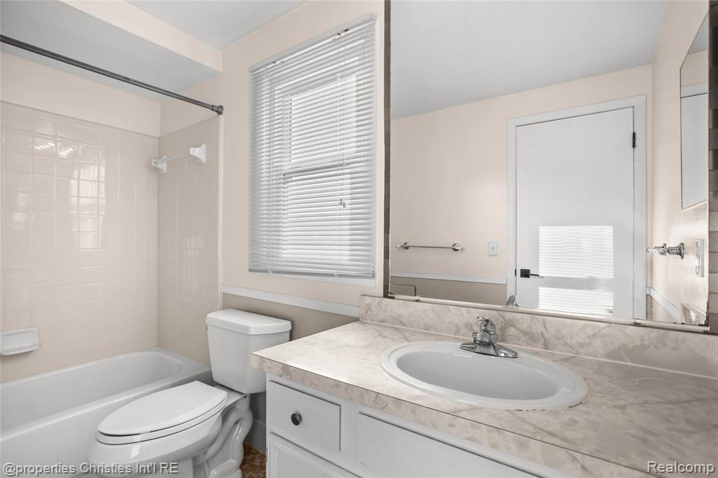 615 W 13 Mile Road, Royal Oak, MI 48073 — Photo 24