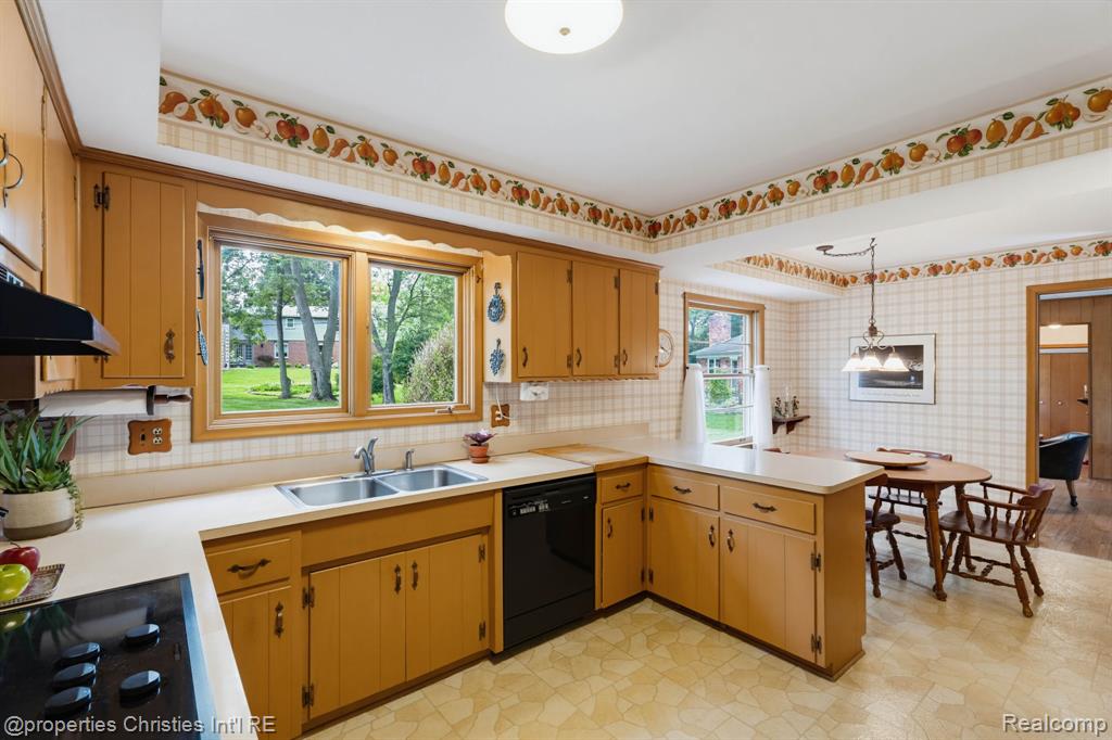 5600 Woodwind Drive, Bloomfield Hills, MI 48301 — Photo 8
