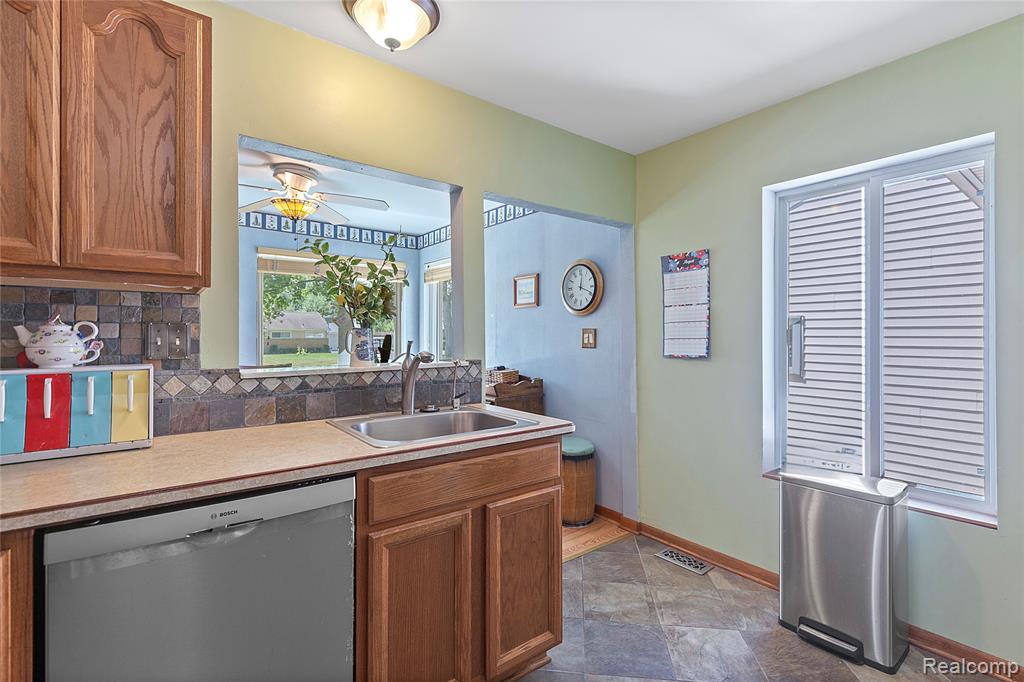 4440 Oakvista Avenue, Clarkston, MI — Photo 10