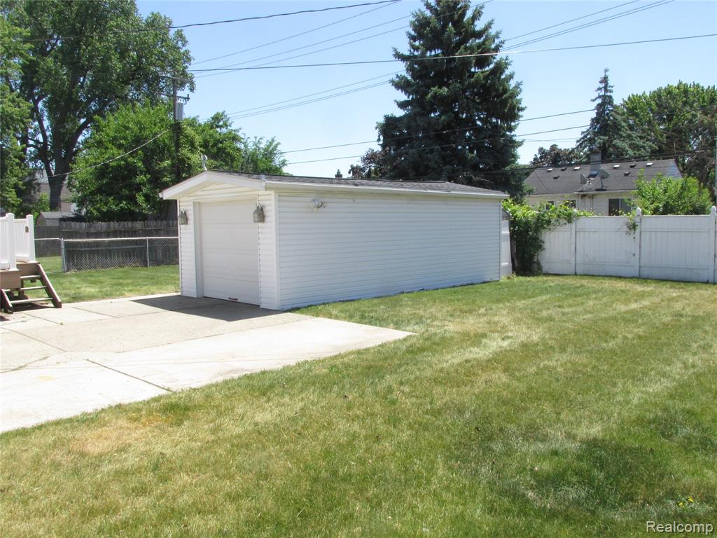 984 E Mahan Avenue, Hazel Park, MI 48030 — Photo 31