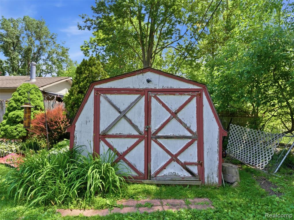 5565 Crescent Road, Waterford, MI 48327 — Photo 31