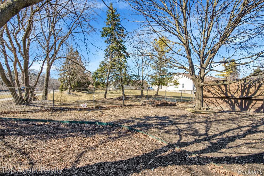 42185 KINGSLEY Drive, Clinton Twp, MI 48038 — Photo 30