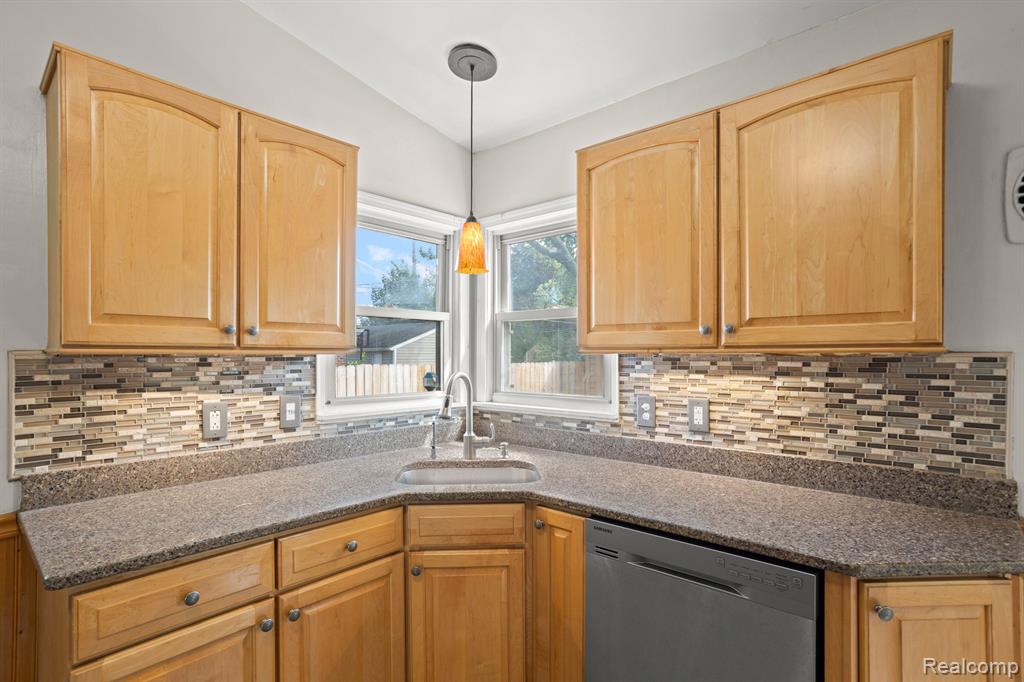 9950 HENRY RUFF Road, Livonia, MI 48150 — Photo 12