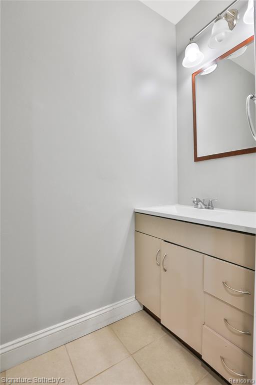 5025 Crooks Road, 42, Royal Oak, MI 48073 — Photo 8