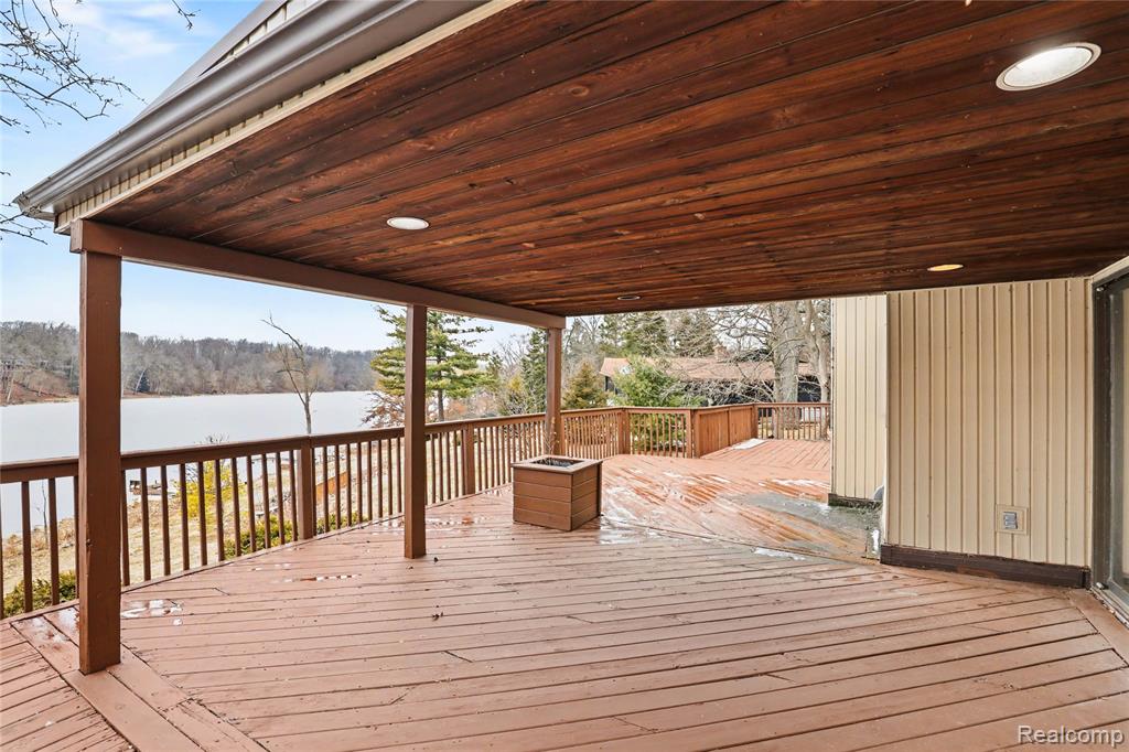 13490 Lakebrook Drive, Fenton, MI 48430 — Photo 27