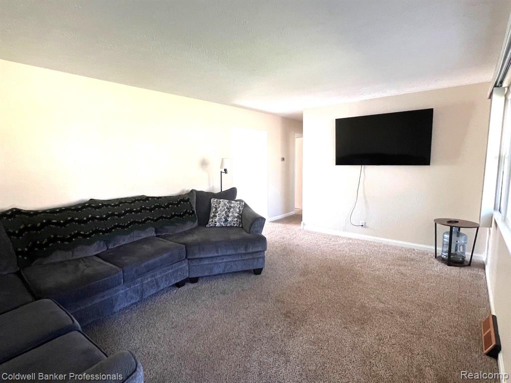 631 Madison Street N, Perry, MI 48872 — Photo 5