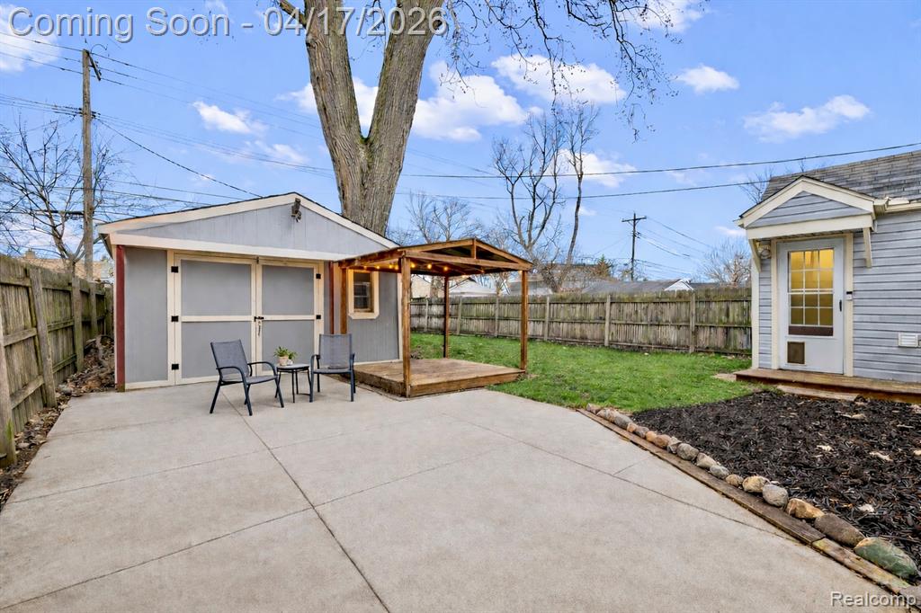 569 E Guthrie Avenue, Madison Heights, MI 48071 — Photo 23