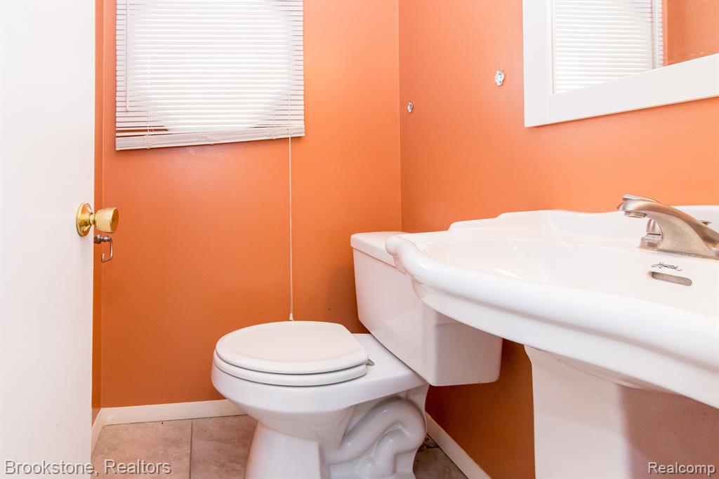 8352 LAKEVIEW Drive, Ypsilanti, MI 48198 — Photo 10
