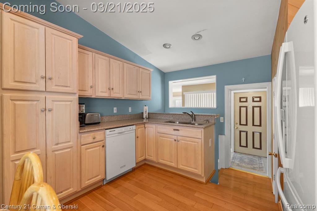 7484 N CHARLESWORTH Street, Dearborn Heights, MI 48127 — Photo 12