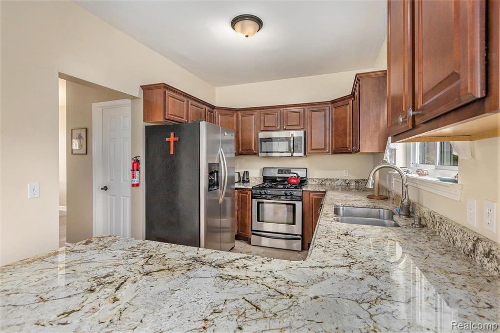 7346 HOGAN Drive, Ypsilanti, MI 48197 — Photo 6