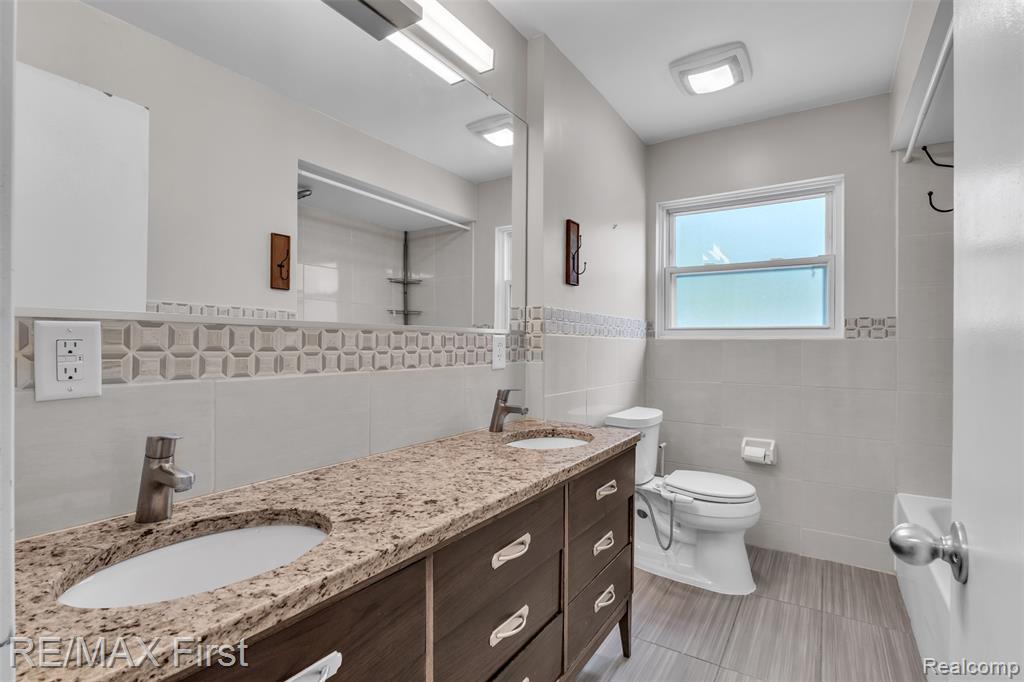 31923 Bella Vista Drive, Farmington, MI 48334 — Photo 17