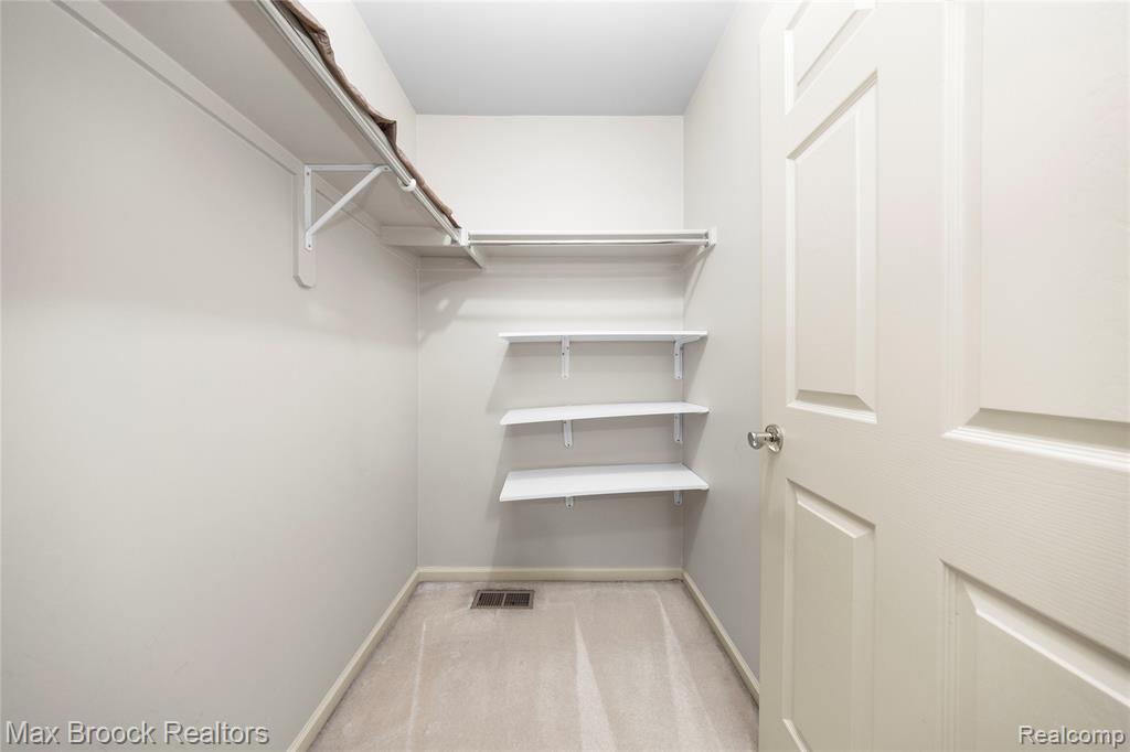 7083 Chatham Court, West Bloomfield, MI — Photo 56