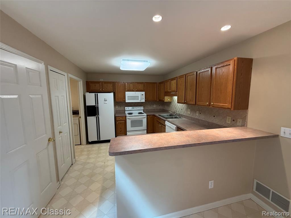61016 Evergreen Court, South Lyon, MI 48178 — Photo 10