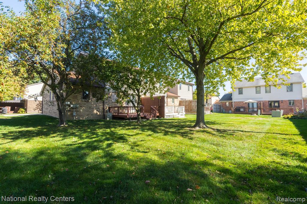 405 Pineview Court, Saint Clair Shores, MI 48081 — Photo 10
